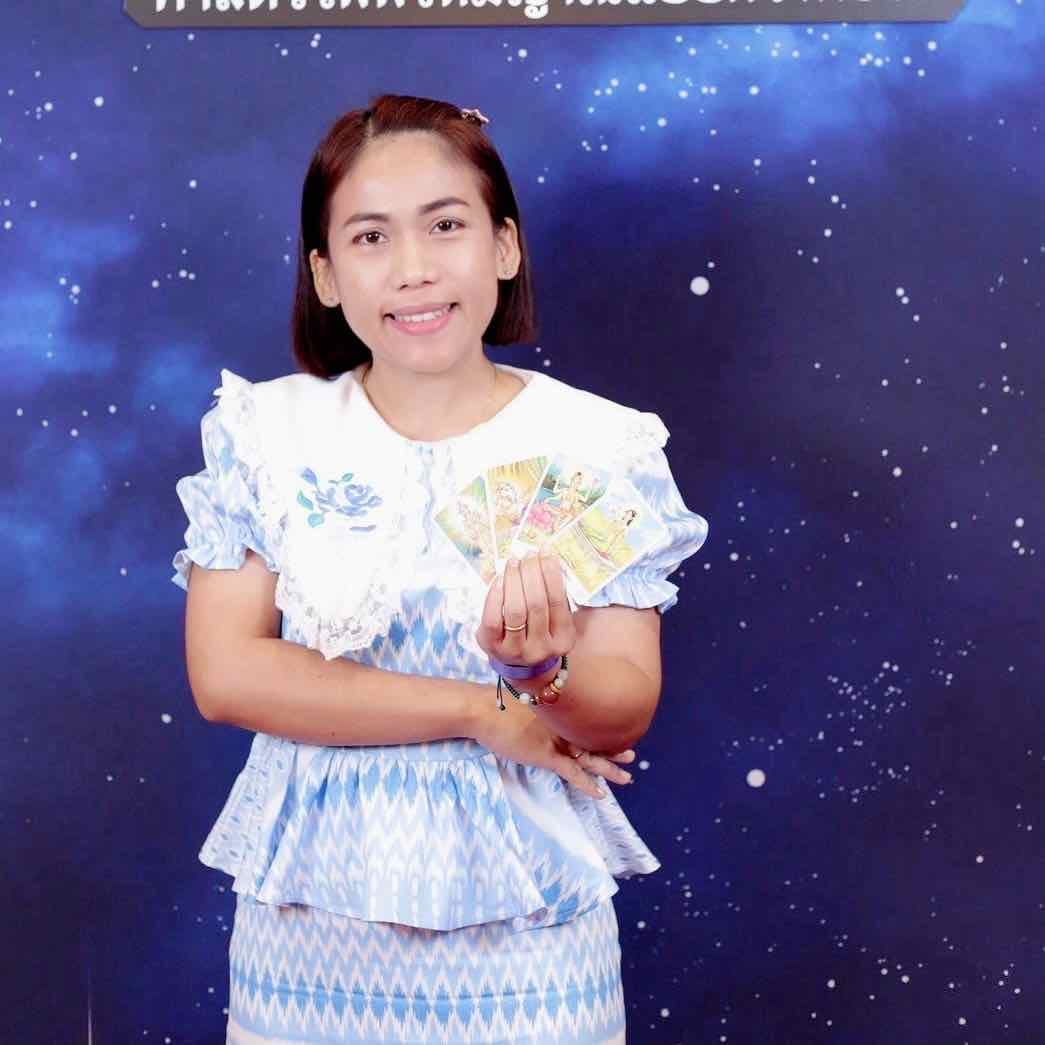 แม่หมอวิวิ 
